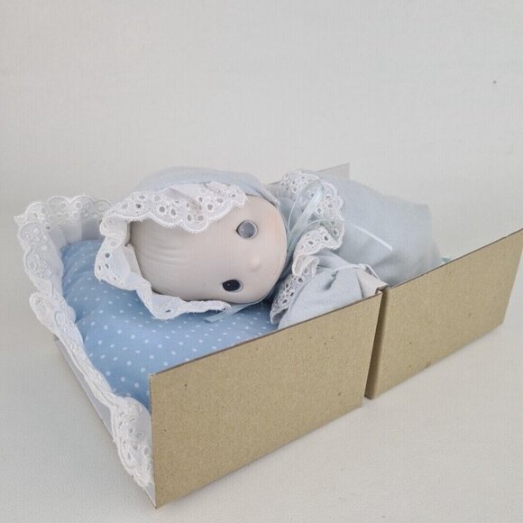 Precious Moments 429570 Blue Sleeping Baby Action Musical Tune Brahm Lullaby - Picture 3 of 6